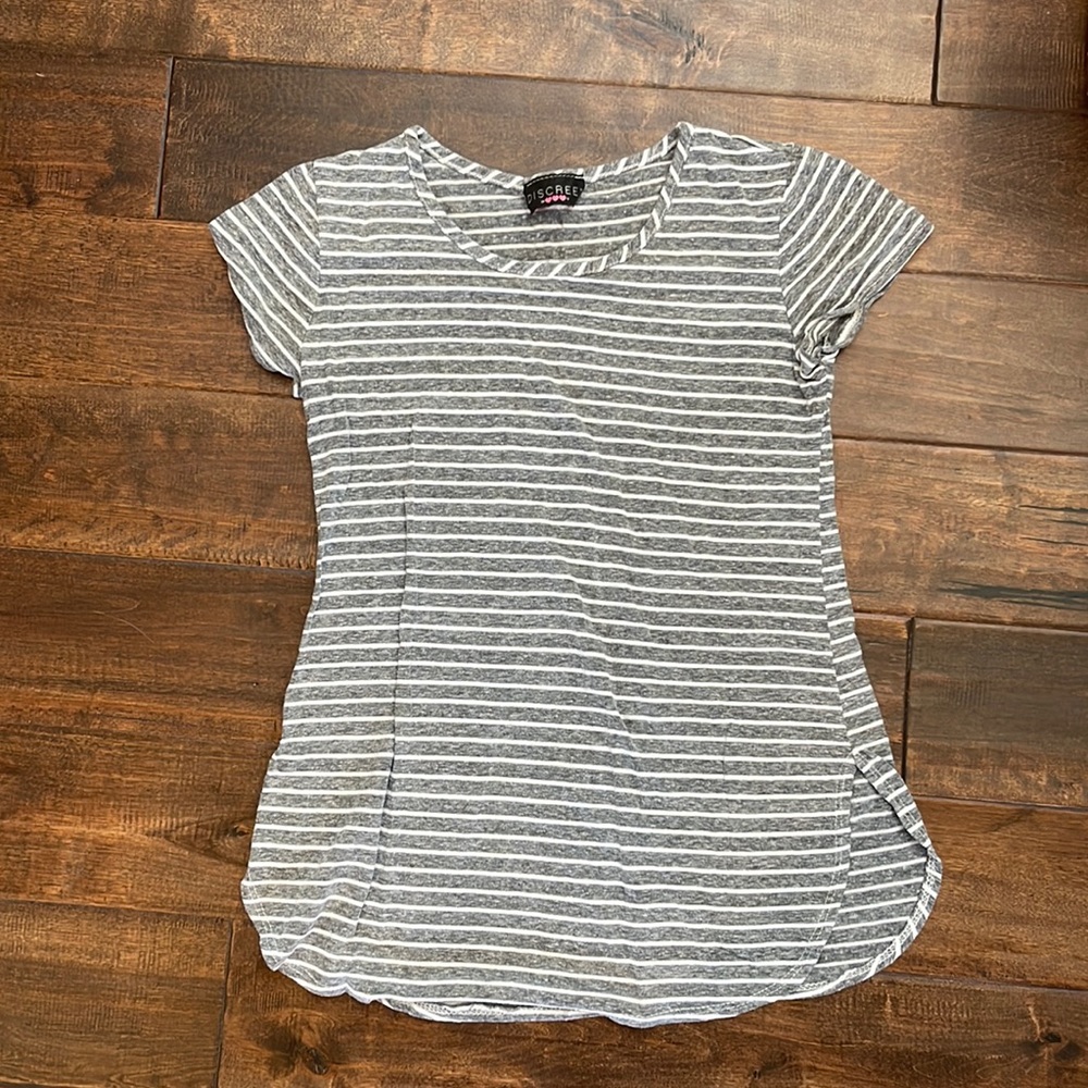 💜 Discreet gray & white striped tee, great condition